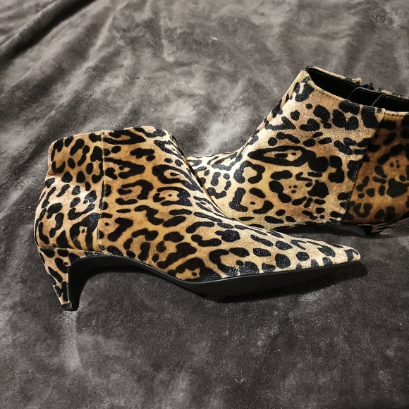 Leopard print kitten low heel booties - Picture 2 of 10